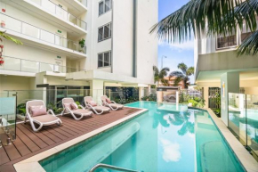 Modern Palm Beach Retreat with Parking Pool & Gym